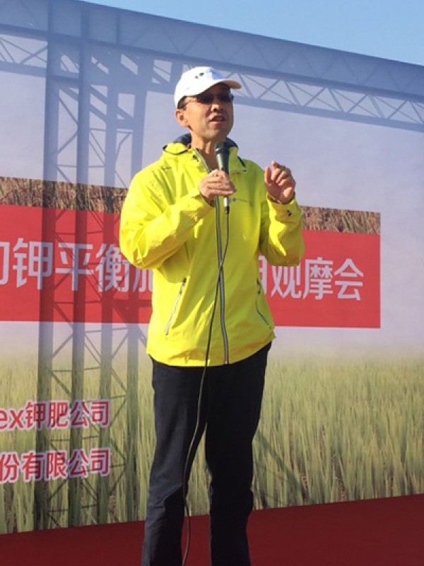 Donghai Du delivering a presentation.